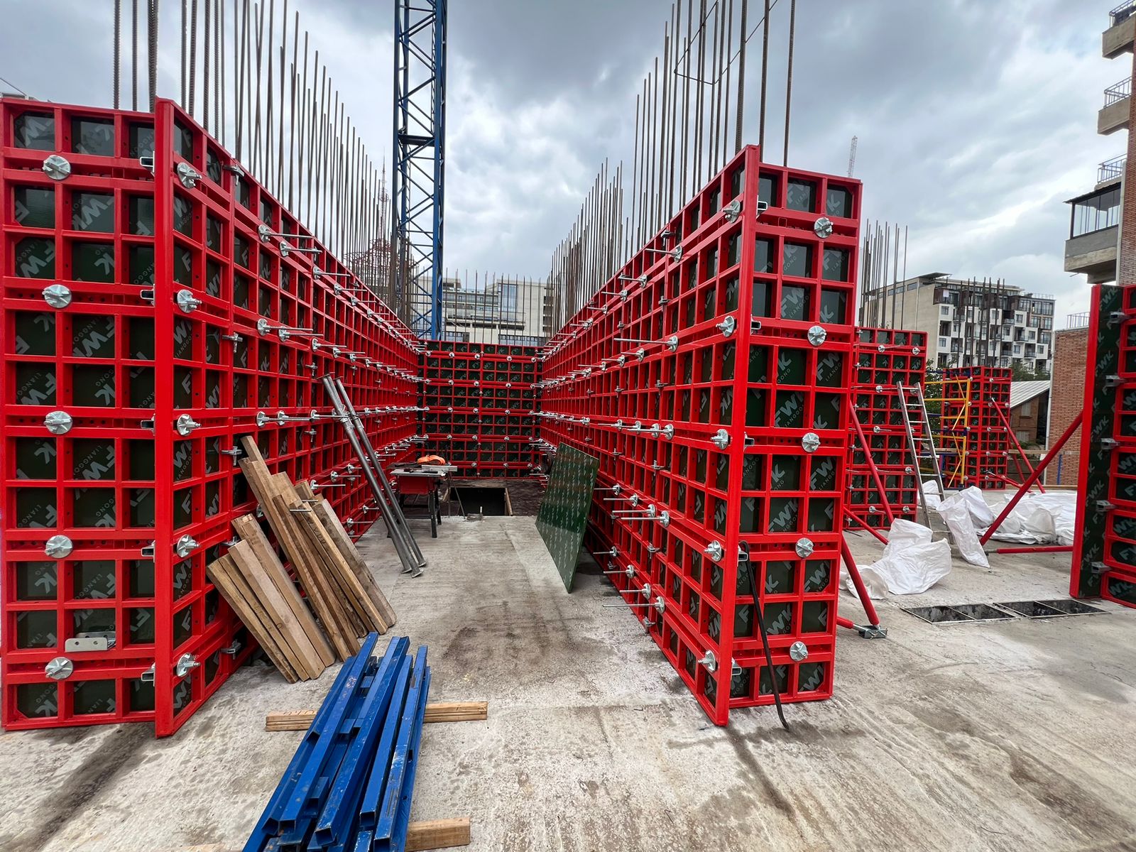 Composition, Advantages, and Applications of Steel Frame Formwork in Modern Architecture